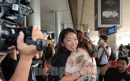 Huỳnh Như về nước, hạnh phúc trong vòng tay bố mẹ