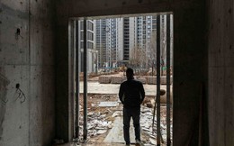 Khắp Trung Quốc mọc lên những khối bê tông "mốc xanh mốc đỏ": Người còng lưng trả nợ, kẻ ngậm ngùi nhìn theo giấc mơ tan vỡ