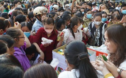 Hàng nghìn người đổ về phiên chợ "mua đồ ăn bằng lá" độc nhất vô nhị ở miền Tây