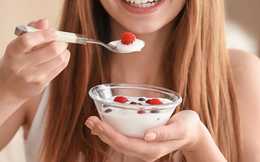 Người sau 50 tuổi uống sữa tươi hay sữa chua tốt hơn: 4 lưu ý giúp tận dụng triệt để dinh dưỡng