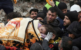 Tình người trong thảm họa động đất Thổ Nhĩ Kỳ: Tiếng người kêu cứu dưới những lớp bê tông đổ nát, tuyết phủ trắng trời... và họ đã đưa được 2 em bé còn sống ra ngoài