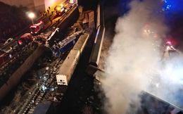 Hiện trường vụ hai đoàn tàu đâm trực diện tại Hy Lạp: Nhiều toa tàu trật bánh, bốc cháy dữ dội khiến ít nhất 117 người thương vong