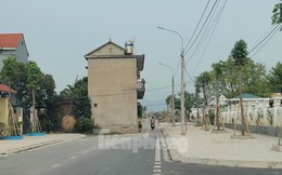 Kỳ lạ ngôi nhà 'mọc' giữa đường ở Quảng Ninh