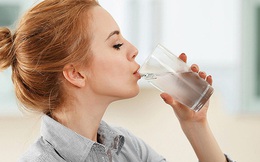 Uống nước không đúng tư thế rất tai hại: Khi uống nước nên đứng hay ngồi?