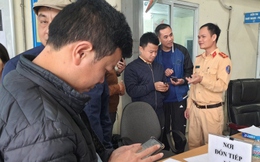 Trung tâm đăng kiểm ở Hà Nội bớt ùn tắc hơn khi có sự "chi viện" của CSGT