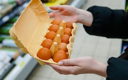 Mỹ: Giá trứng đắt đến nỗi một chuỗi tạp hóa có 8.000 cửa hàng buộc phải ngừng kinh doanh mặt hàng này