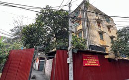 Lập hàng rào tôn quây kín một chung cư cấp độ D ở Hà Nội