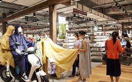Nỗ lực lấy lòng khách Việt của các nhà bán lẻ Nhật: MUJI bán áo mưa tiện dụng khi đi xe máy, Uniqlo đưa thương hiệu Việt lên áo phông