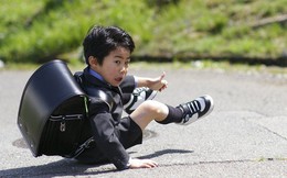 Cặp sách “quá khổ” nặng gần 10kg của học sinh tiểu học Nhật Bản