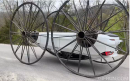 Các hãng cố gắng làm công nghệ chống lật xe thì chủ chiếc Tesla này tự lộn ngược lại để đi, bánh xe tự chế cao bằng cả căn nhà