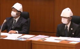 Chuyện hi hữu: Đại biểu dự hội nghị ở Nhật Bản phải đội mũ bảo hiểm phòng chống thiên tai vì... sợ trần nhà rơi vào đầu
