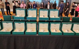 Một tập đoàn Singapore mạnh tay thưởng 98 đồng hồ Rolex cho nhân viên, số khác được cũng nhận 'sương sương' 1 thỏi vàng: Kinh doanh gì mà hào phóng đến vậy?