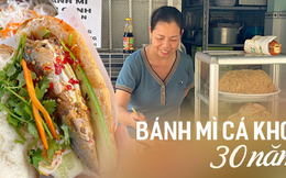 Hàng bánh mì cá nục tự kho của người phụ nữ suốt 30 năm, dù “núp hẻm” nhưng mỗi ngày bán hơn 300 ổ