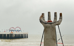 Yêu cầu báo cáo việc xây dựng 5 bàn tay khổng lồ ở bờ biển nổi tiếng Thanh Hóa