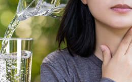 Người phụ nữ phát hiện mắc ung thư tuyến giáp từ một dấu hiệu lạ khi uống nước, ai thấy cũng “phát hoảng”