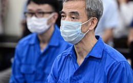 Cựu Giám đốc Bệnh viện Tim Hà Nội Nguyễn Quang Tuấn tóc bạc trắng tới tòa