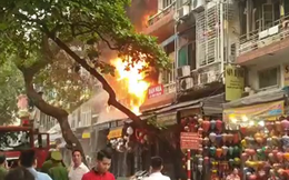 Hà Nội: Cháy nhà 2 tầng trên phố Hàng Mã