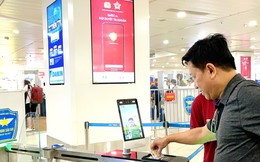 Hành khách làm thủ tục bay ở Nội Bài bằng CCCD gắn chip thế nào?