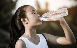 Kiểu bổ sung nước vào mùa hè nguy hiểm có thể gây sốc nhiệt, đột quỵ rất nhanh