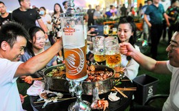 Khách Tây "choáng" vì cách uống bia độc nhất vô nhị ở "thủ phủ bia" của Trung Quốc: Không dùng cốc hay lon, vừa đi vừa uống thoải mái