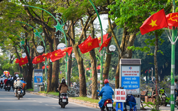 Đường phố Thủ đô rực rỡ cờ đỏ sao vàng chào mừng 48 năm ngày Giải phóng miền Nam