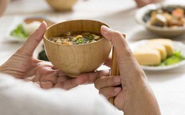 Người có 3 thói quen này trên bàn ăn tuyệt đối tránh càng xa càng tốt: Thứ nhất lãng phí, thứ 2 chiếm dụng, điều thứ 3 không chấp nhận nổi
