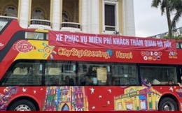 Băng rôn chào đón du khách đi xe bus 2 tầng Hà Nội lại sai chính tả