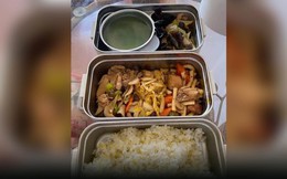 Để có bữa ăn “ngon, bổ, rẻ”, người trưởng thành Trung Quốc sẵn sàng ngồi vào bàn dành cho trẻ em
