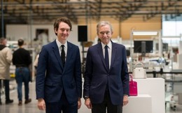 Hổ phụ sinh hổ tử: Chưa cần được thừa kế Louis Vuitton, Dior…, con trai 28 tuổi của tỷ phú giàu nhất thế giới sắp tự xây dựng 1 hãng đồng hồ tỷ USD