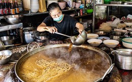 Thái Lan: Món ăn độc đáo được nấu liên tục suốt 50 năm, tấp nập thực khách xếp hàng