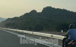 Xe máy chạy ào ào trên cao tốc Nha Trang - Cam Lâm