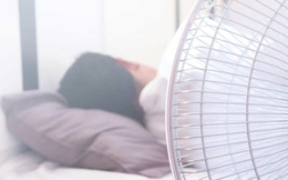 Khi ngủ nên đặt quạt dưới chân hay ở đầu giường? Thực hiện sai có thể ảnh hưởng tới sức khỏe