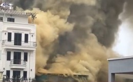 Hà Nội: Cháy ngùn ngụt ở dãy nhà xưởng khu Đền Lừ