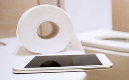Xem điện thoại khi đi vệ sinh: Rước loạt bệnh nguy hiểm