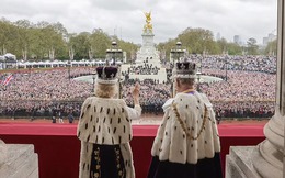 Chùm ảnh hậu trường hiếm hoi của Vua Charles và Vương hậu Camilla trên ban công Cung điện Buckingham hé lộ những góc nhìn chưa từng thấy