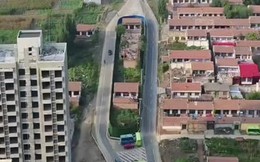 2 “ngôi nhà đinh” từ chối 6 tỷ đồng tiền đền bù khiến đường cao tốc phải "tách đôi” ở Trung Quốc: Bị cắt cả điện nước, đi lại cũng khó khăn nhưng nhất quyết không di dời