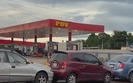 Quay xổ số để được ưu tiên mua xăng ở Venezuela