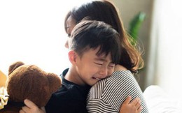 'Mẹ ôm con được không?' - Câu nói của cậu bé 10 tuổi cho thấy vết thương lòng của đứa con 'ra rìa'