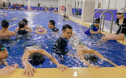 Anh chàng ở Hà Nội cuối tuần dạy bơi 9-10 ca, thu nhập 3 tháng hè bằng cả năm cộng lại