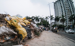 Hà Nội: Vỉa hè công viên Mai Dịch ngập rác thải, bị chiếm dụng làm bãi đỗ xe