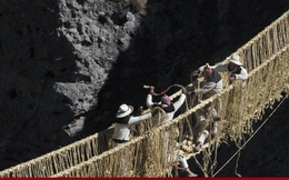 Cầu treo tết thủ công từ cỏ của người Peru thách thức sự gan dạ của du khách
