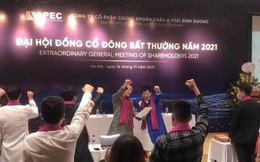 Vụ Apec: Kỳ quặc màn đeo khăn tím tuyên bố ‘gồng lãi’ và lùm xùm trong giới lãnh đạo