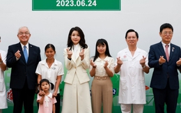 Đệ nhất phu nhân Hàn Quốc 'bắn tim' trong chuyến thăm cơ sở 'Vì nụ cười trẻ thơ'