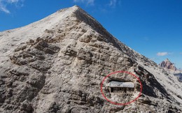 Ngôi nhà 'cô đơn nhất thế giới' nằm lưng chừng giữa vách núi đá