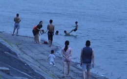 Hà Nội: Hồ Linh Đàm trở thành 'bãi biển giải nhiệt' giữa nắng nóng đỉnh điểm, người dân lưu ý thứ luôn cần mang theo để phòng thân