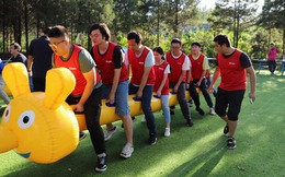 Nhảy bao bố và chụp ảnh tập thể dưới nắng khi đi team building: Nghĩ tới đã thấy sợ!