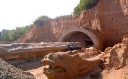 Đi đào cát, người đàn ông phát hiện "vật lạ” dài hơn 300m: Hiện trường lập tức bị phong tỏa, tìm thêm 9 "báu vật" 10.000 năm được chôn dấu