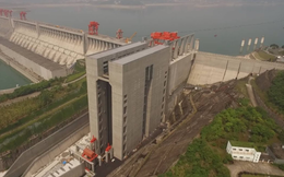 Trung Quốc sở hữu 'chiến thần' nâng tàu 'khủng' nhất thế giới: Không khác gì toà nhà khổng lồ, nâng tàu 3.000 tấn lên cao 113 m 'ngon ơ' trong 40 phút