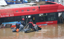Hàn Quốc: Xe buýt kẹt trong đường hầm vì mưa lớn, hàng chục người tử vong thương tâm