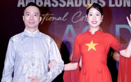 NTK Đỗ Trịnh Hoài Nam xúc động với buổi trình diễn đặc biệt, lan tỏa tình yêu áo dài với bạn bè quốc tế